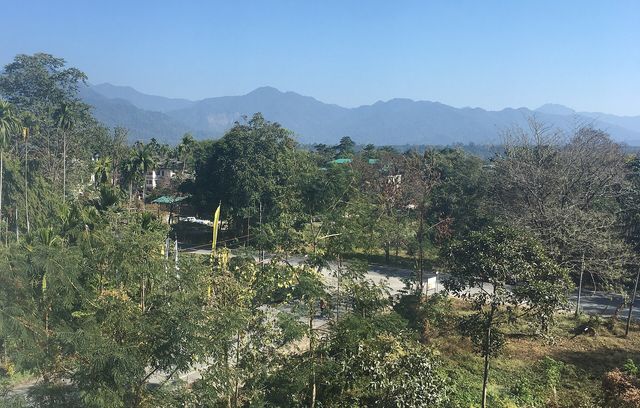 Vista de las montañas y la carretera que rodean Gelephu, en el sur de Bután