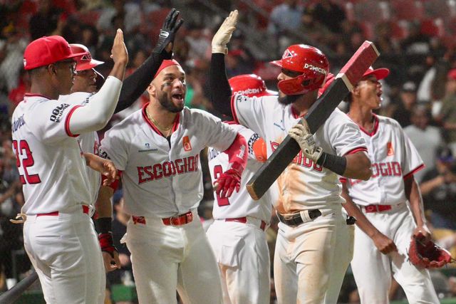 Los Leones del Escogido celebran el jonrón de tres carreras de Jonathan Guzmán ante las Águilas