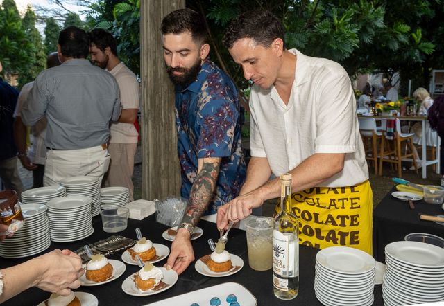 Chefs emplatan postres durante la edición de 2025 del Banquete de Aquí y de Allá
