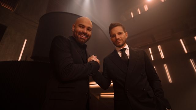 Omar Enrique y Omar Acedo, Los Omares, se dan la mano en un estudio iluminado en tonos cálidos