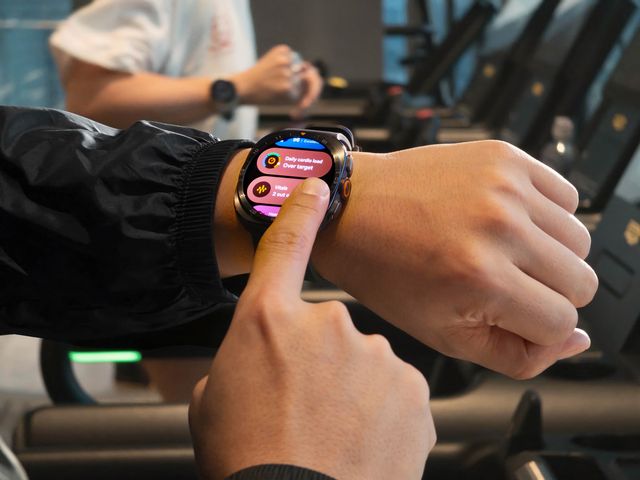 Una persona revisa en su Galaxy Watch Ultra2 la carga cardiovascular diaria