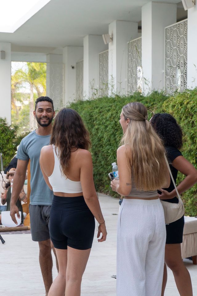 Un grupo de invitados conversa en la terraza de YHI Spa