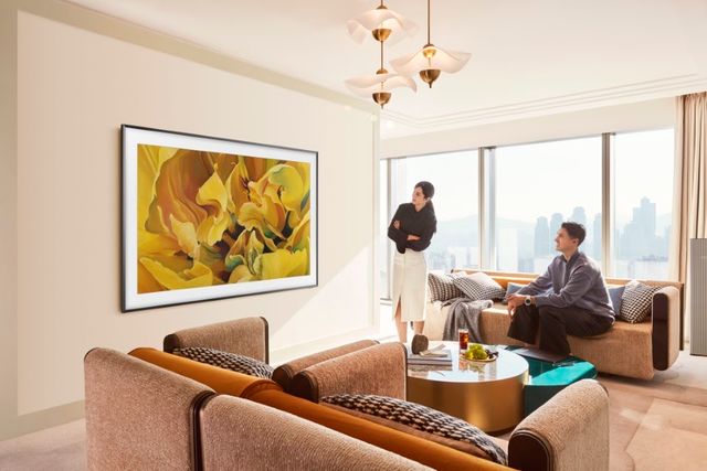 Televisor Samsung mostrando una pintura de la Art Store en una sala con sofá y mesa de centro