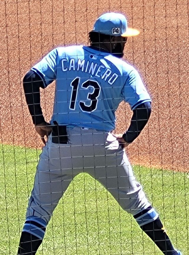 Junior Caminero, de espaldas con el número 13 de los Rays, en el terreno durante un entrenamiento