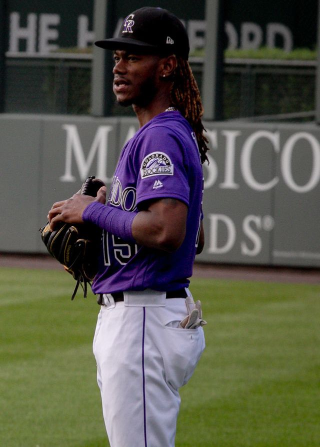 Raimel Tapia con el uniforme de los Rockies de Colorado en un juego de agosto de 2019