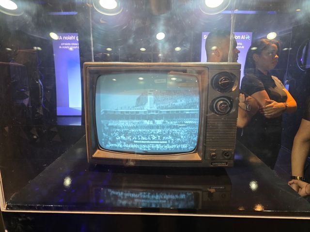 Uno de los primeros televisores Samsung exportados, exhibido en una vitrina durante el lanzamiento en Panamá