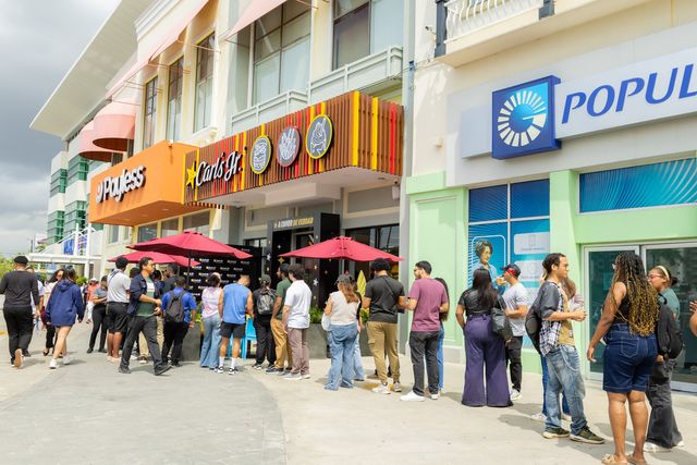 Fila de clientes frente al nuevo Carl's Jr. el día de la apertura