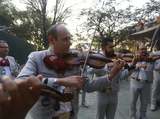 Vicente Fernández fue recordado con nostalgia y mariachis
