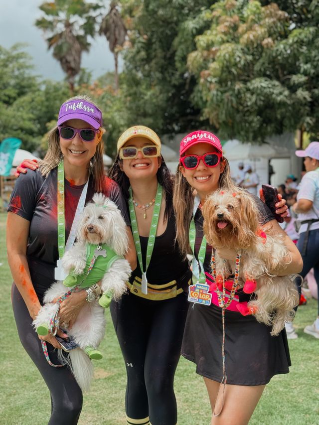 Turikssa Lulo, Sharmin Calvo y Shaylin Calvo junto a sus perros