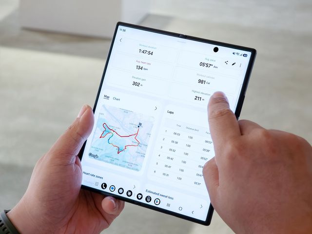Unas manos sostienen un Galaxy Z Fold8 Ultra abierto con gráficos en pantalla