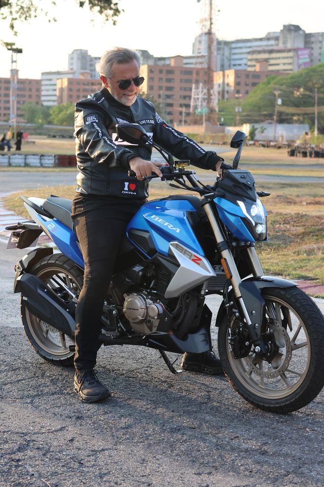 Elías Beirouti sentado en una motocicleta Bera azul