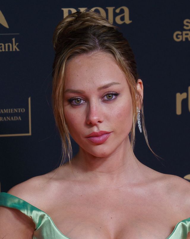 Ester Expósito posa con un vestido verde en la alfombra roja de los Premios Goya 2025 en Granada