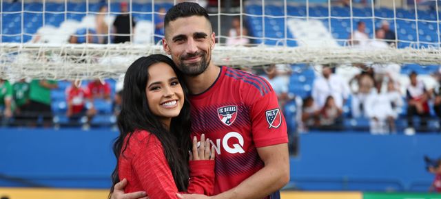 Becky G se compromete con Sebastián Lletget