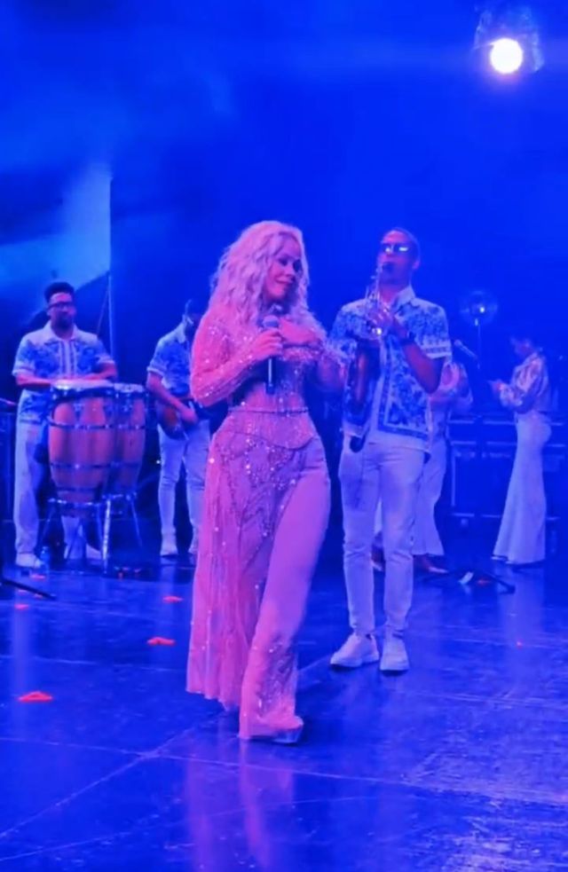 Miriam Cruz canta en la tarima del Palacio de Cristal de Guayaquil junto a su orquesta