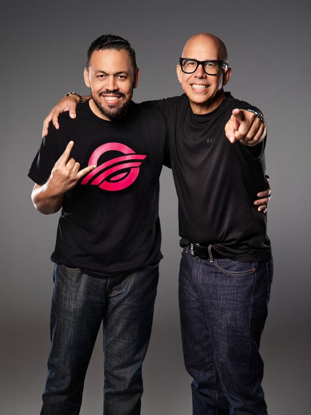 Alexis Brugal y Porfirio «Popi» Piña, fundadores de La Oreja Media Group, con camisetas de la disquera