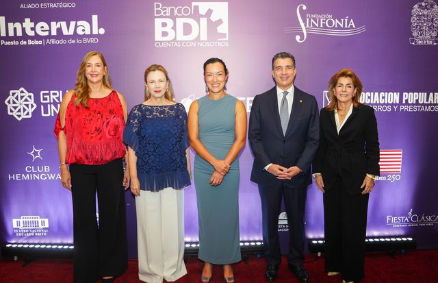 Marisol Rodríguez, Margarita Miranda, Chelsia Hetrick, Christopher Paniagua y Maritza Zeller de Bonetti en el concierto de la NYO2