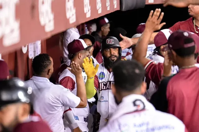Marcell Ozuna choca las manos con sus compañeros en el dugout de los Gigantes del Cibao
