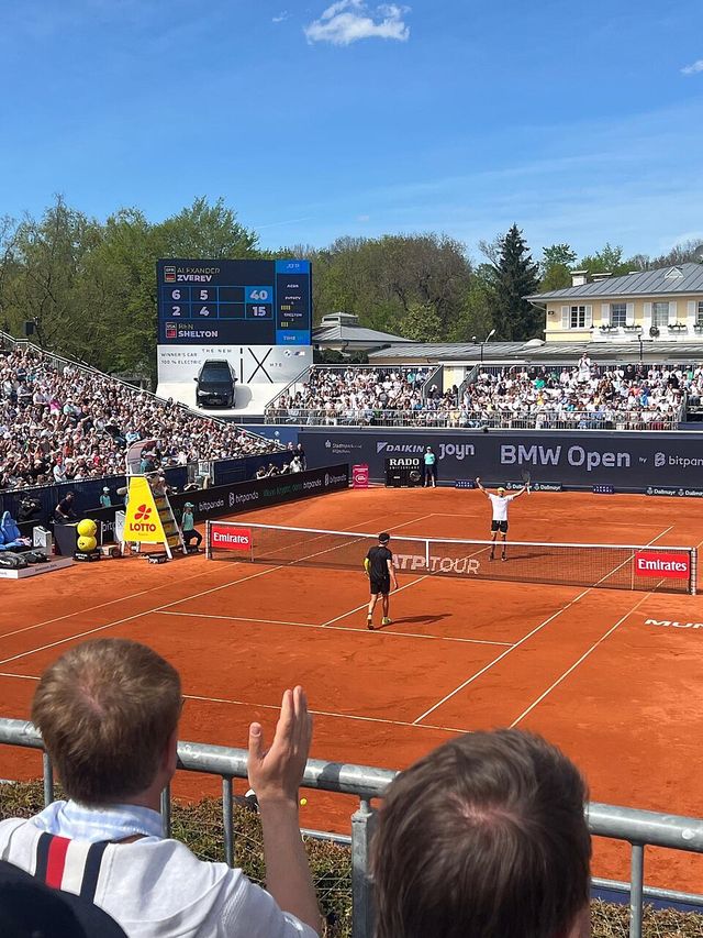 Alexander Zverev levanta los brazos tras ganar la final del BMW Open de Múnich ante Ben Shelton en una cancha de arcilla