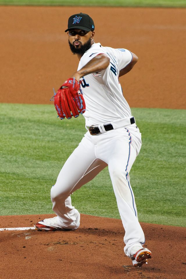 Sandy Alcántara lanza con el uniforme de los Marlins de Miami en el loanDepot Park