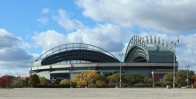 Exterior del American Family Field, el estadio de techo retráctil de los Cerveceros en Milwaukee