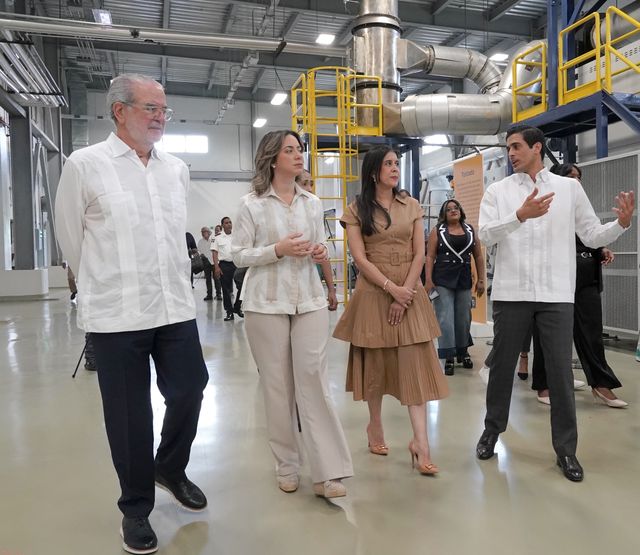 Recorrido de ejecutivos e invitados por la ampliación de la planta de Cortés Hermanos