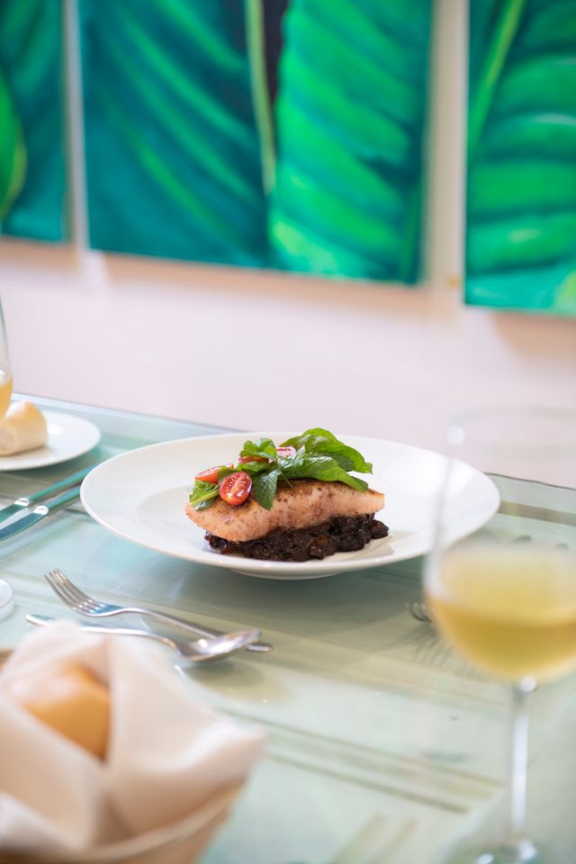 Plato de salmón servido en uno de los restaurantes de Viva Heavens