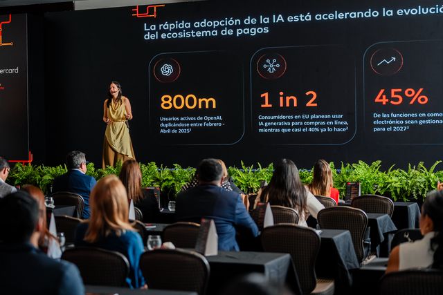 Mariana Gonzalez de la Vina Castilla presenta datos sobre inteligencia artificial y pagos ante el público
