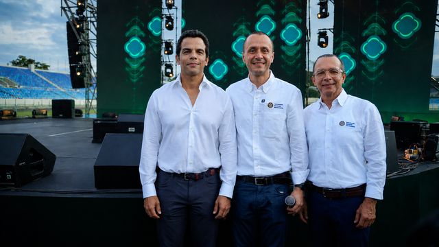 Saymon Díaz, Fabián Suárez y Luis Álvarez frente a una tarima