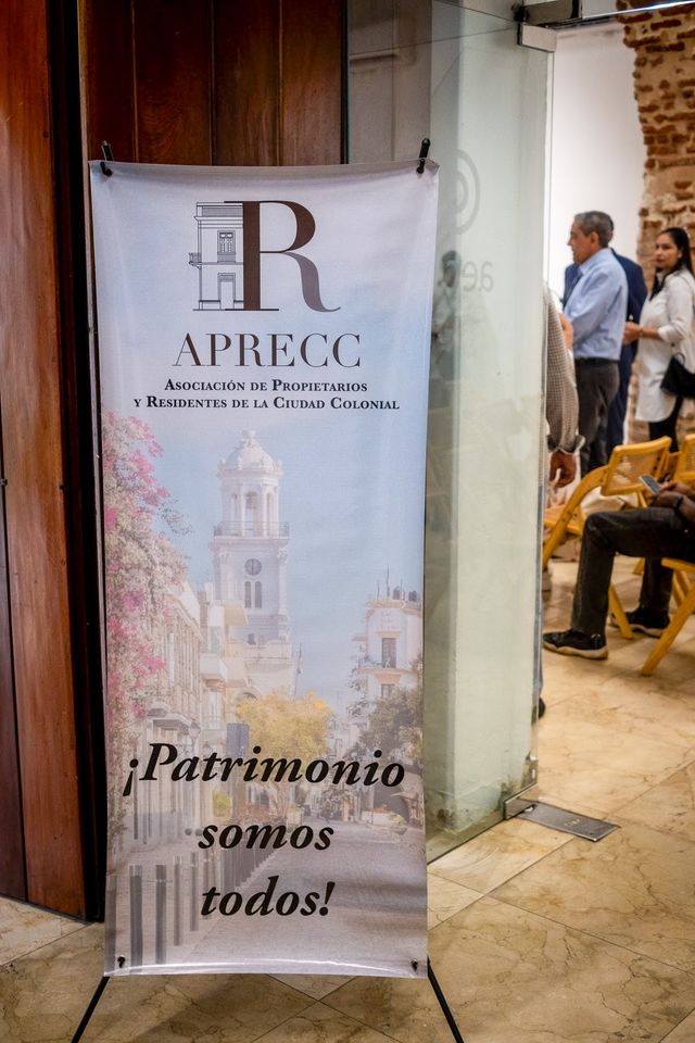 Banner de la Asociación de Propietarios y Residentes de la Ciudad Colonial con el lema «¡Patrimonio somos todos!»