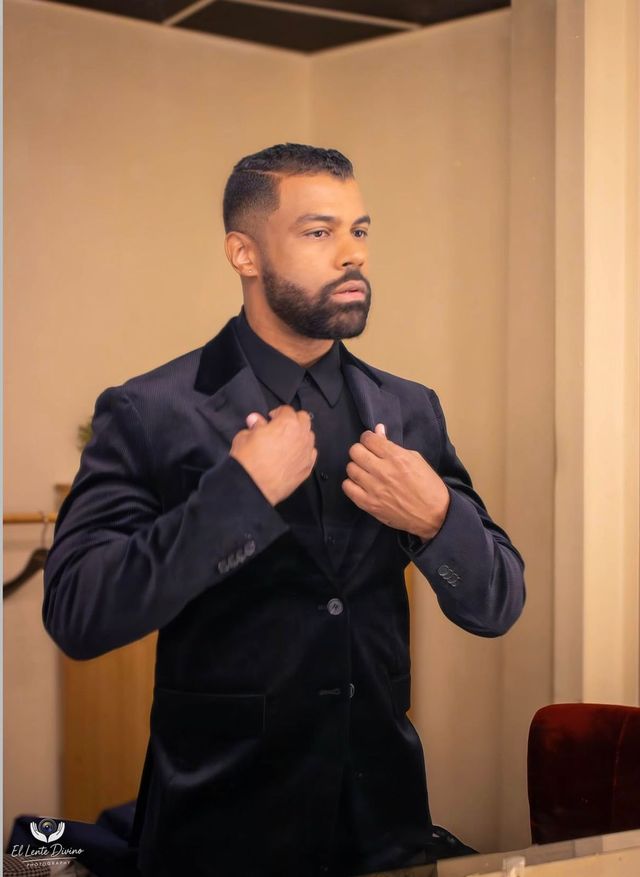Cristian Allexis con traje de terciopelo azul oscuro