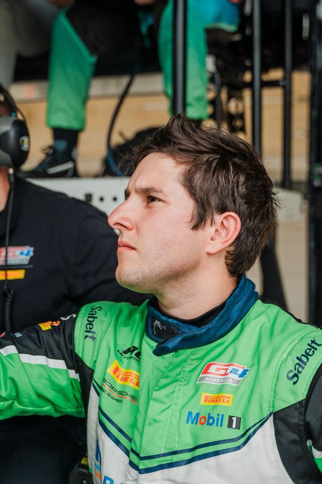 Jimmy Llibre con su traje de carreras verde y blanco en los pits
