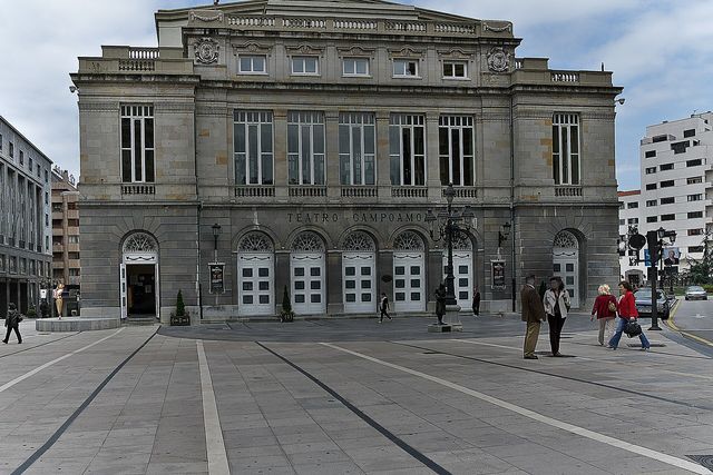 Fachada de piedra del Teatro Campoamor, en Oviedo, con sus arcos de entrada