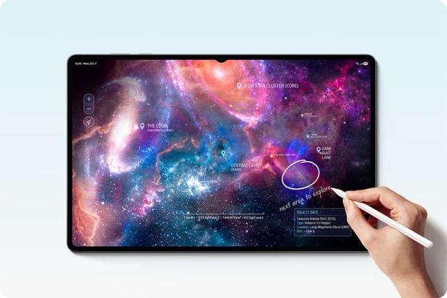Una mano encierra con el S Pen una zona de una nebulosa en la pantalla de la Galaxy Tab S12