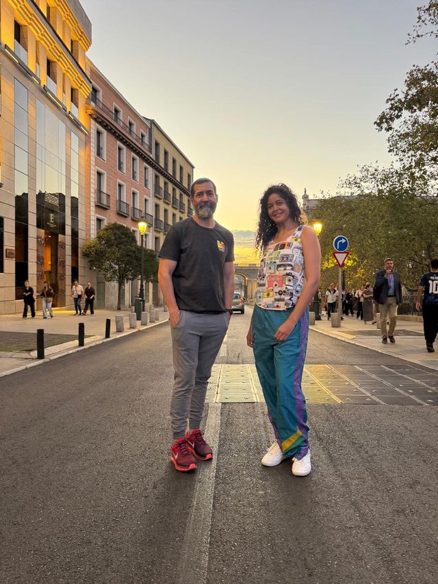 Jalsen Santana y Leticia Brea, de Menos es Más Producciones, en una calle de España