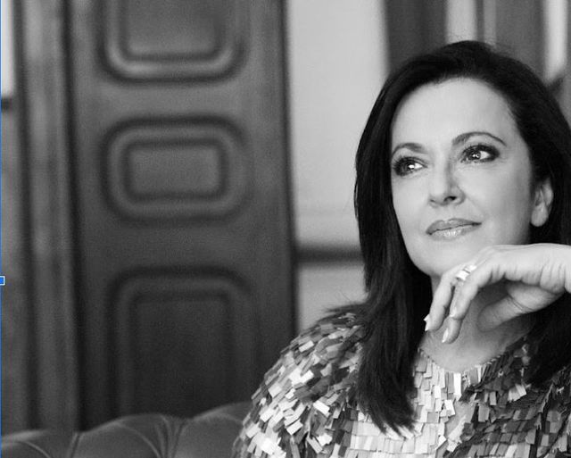 Olga Cerpa, en blanco y negro, posa con la mano bajo el mentón y un vestido de lentejuelas