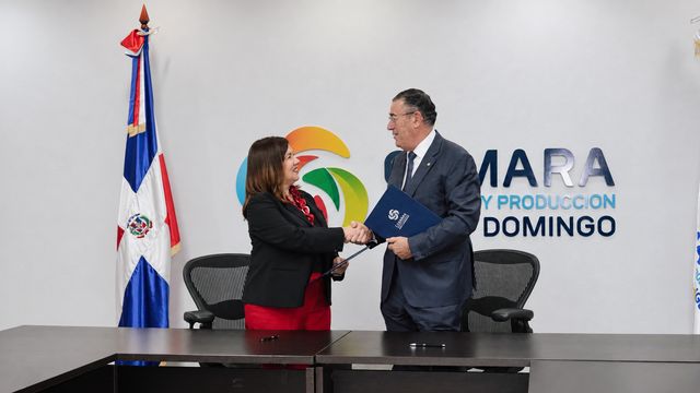 Lucile Houellemont y Juan Manuel Martín de Oliva se dan la mano tras firmar el acuerdo