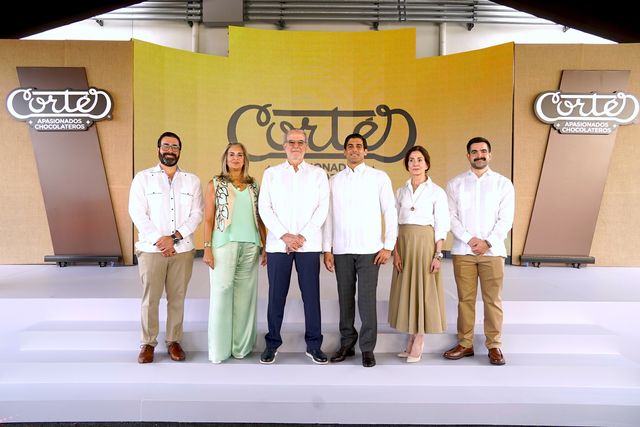 Ignacio J. Cortés Shehab, Elaine Shehab de Cortés, Ignacio Cortés Gelpí, Eduardo Cortés Shehab, Dorilín Cortés Gelpí y Carlos Cortés Shehab en la inauguración de la planta