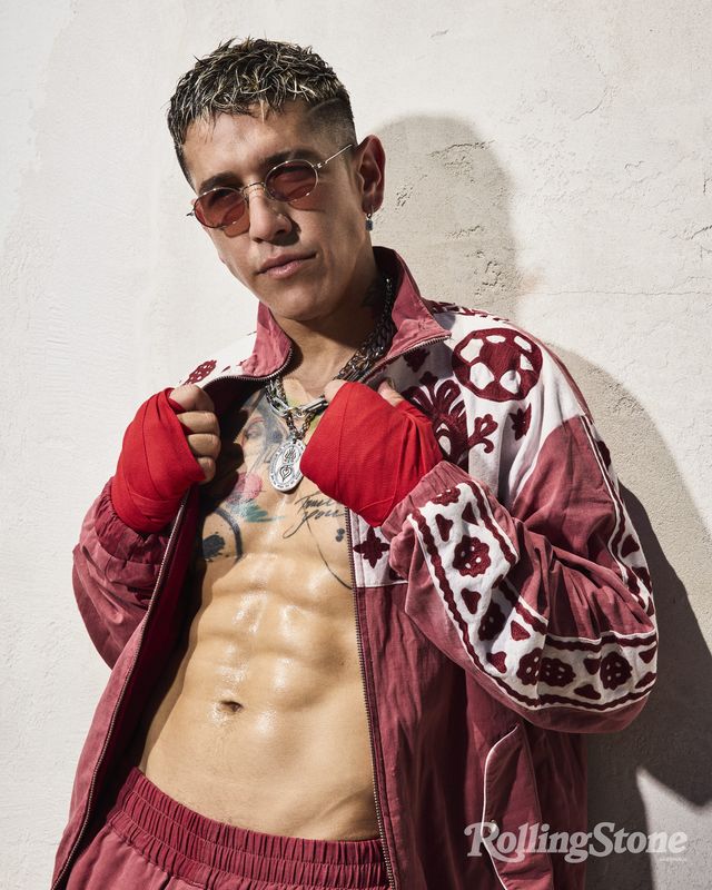 Lenny Tavárez con chaqueta roja y vendas de boxeo