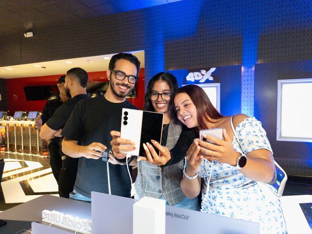 Un grupo de personas se toma una selfie con un plegable Galaxy en una tienda Samsung