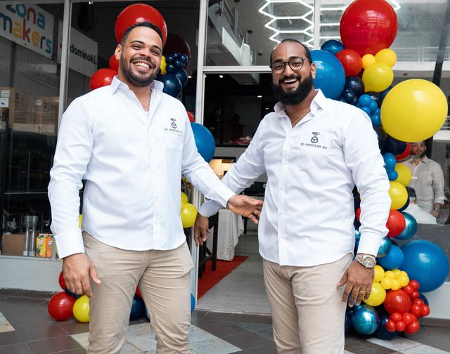 Jean Carlos Gómez Paulino y Andrés Israel Cedano, fundadores de 3D Printers RD, en la entrada de la nueva tienda decorada con globos