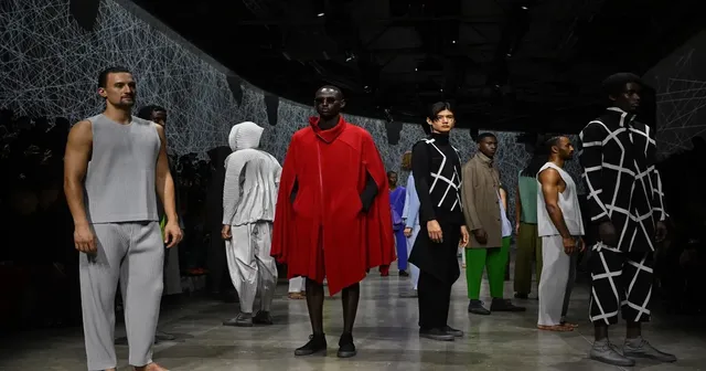 Issey Miyaye destaca la geometría en Paris