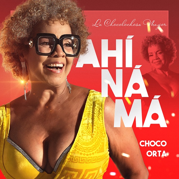 Portada de «Ahí Ná Má»: Choco Orta sonriente, con gafas negras y vestido amarillo, sobre fondo rojo