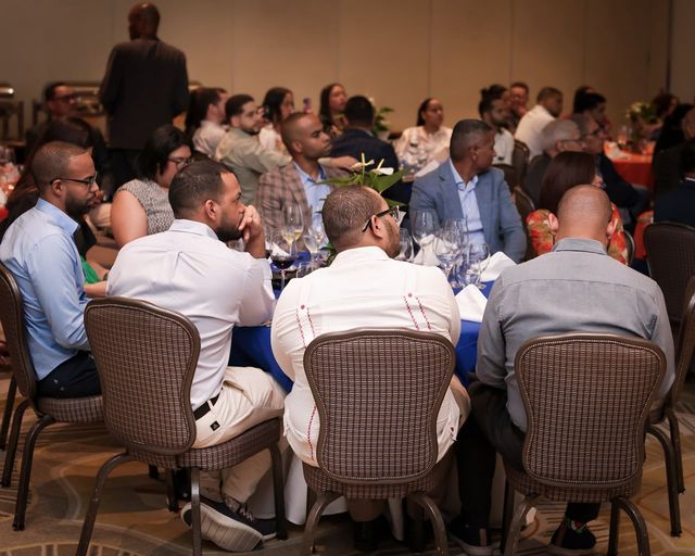 Médicos asistentes siguen la conferencia en el salón