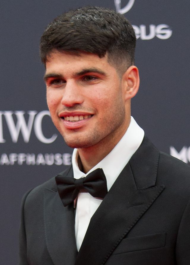 Carlos Alcaraz, de esmoquin y corbatín negro, sonríe en la alfombra roja de los Premios Laureus en Madrid en abril de 2024