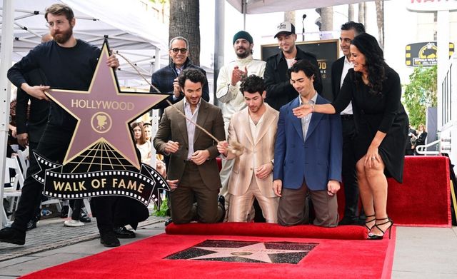 Jonas Brothers reciben estrella de Hollywood