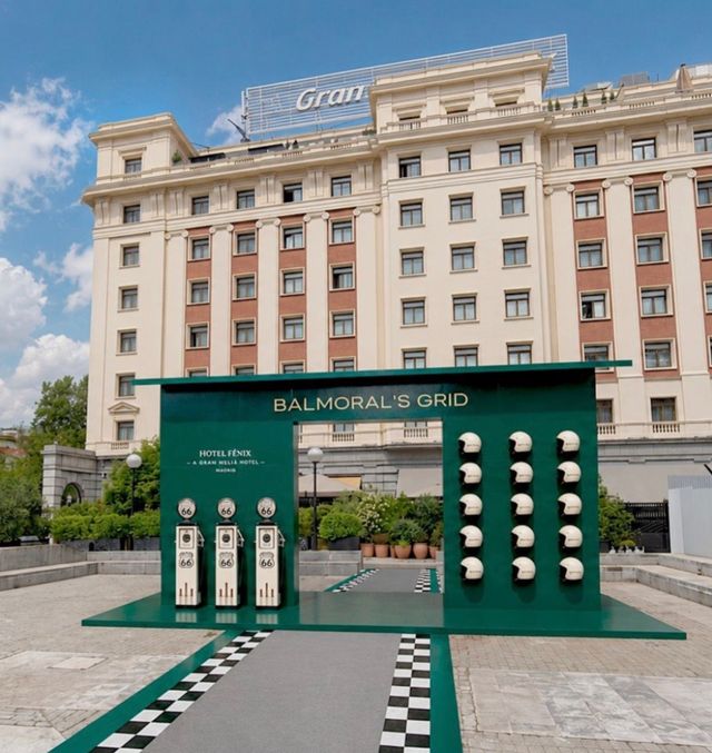 Instalación Balmoral's Grid con surtidores vintage frente al Hotel Fénix Gran Meliá en Madrid