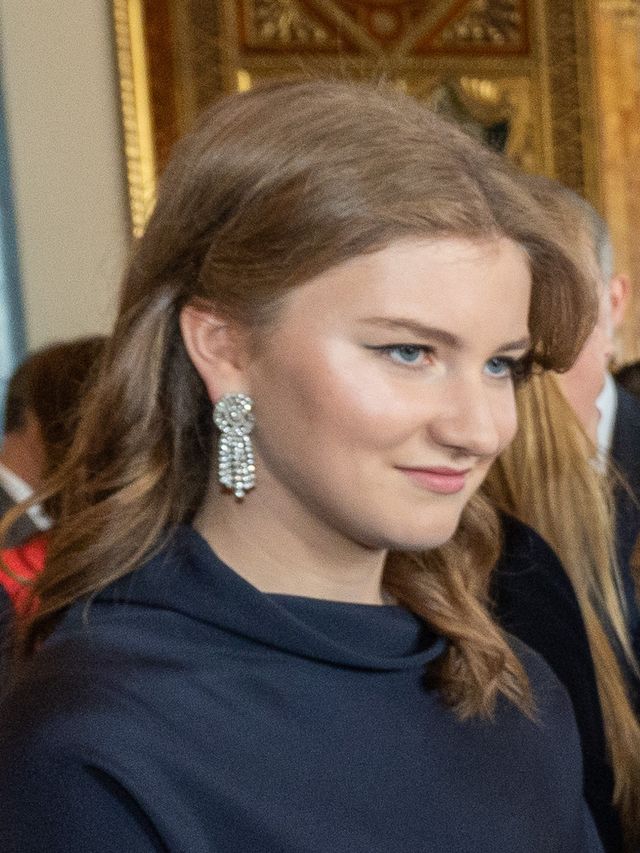 La princesa Elisabeth de Bélgica, con vestido azul marino y pendientes de brillantes, en una recepción en el palacio de Buckingham en mayo de 2023