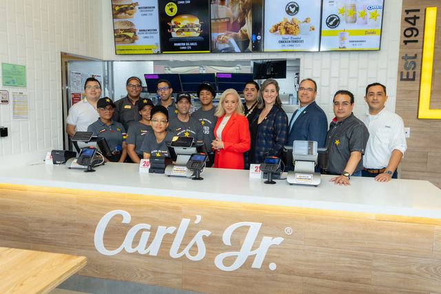 Ejecutivos de la franquicia y colaboradores de Carl's Jr. detrás del mostrador