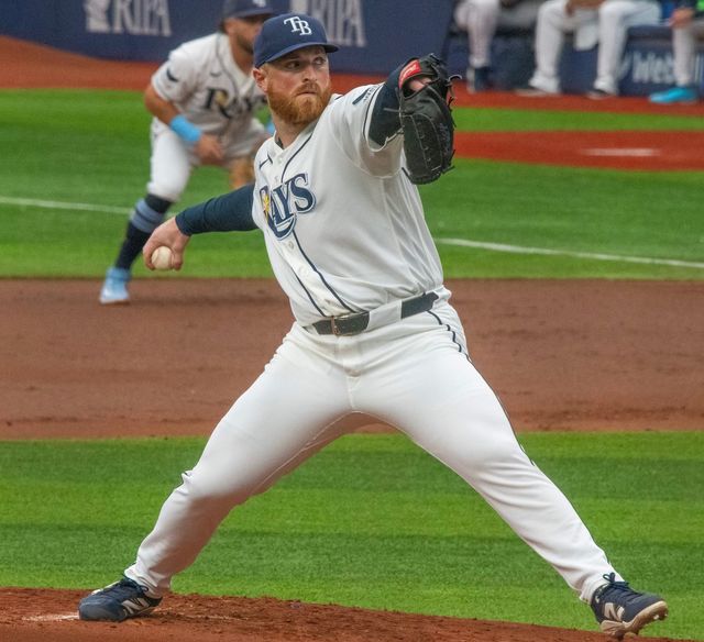 Drew Rasmussen lanza con el uniforme blanco de los Rays de Tampa Bay