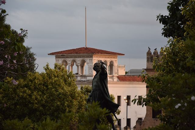 Estatua de Cristóbal Colón y edificios coloniales en el Parque Colón de Santo Domingo